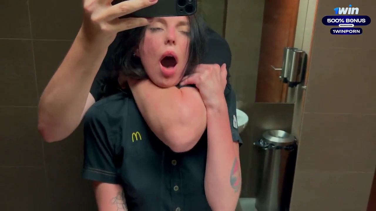 大胆的动作,我在麦当劳工人面前闪现我的胸部,导致在洗手间里的狂野遭遇。激烈的口交和粗暴的性爱让我们都喘不过气来,浑身都是棕色,为我们的公共冒险增添了惊险的扭曲。